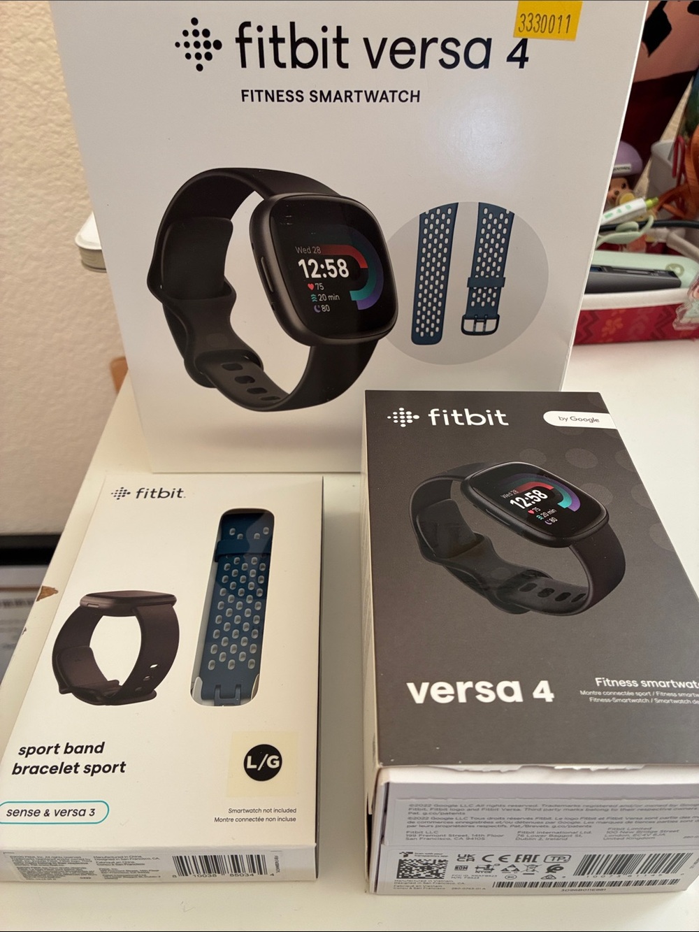 Fitbit Versa 4 Smartwatch with charging cable, S/L bands.